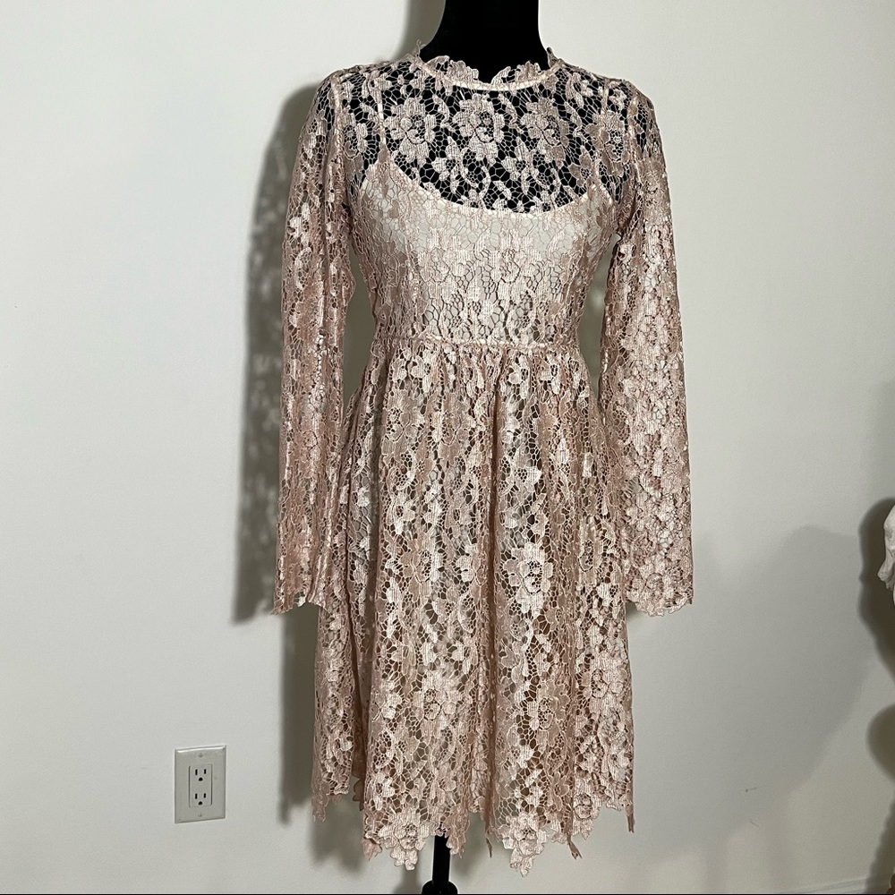 Chic lace dress with long sleeves. Perfect for special occasions.
No name.size M